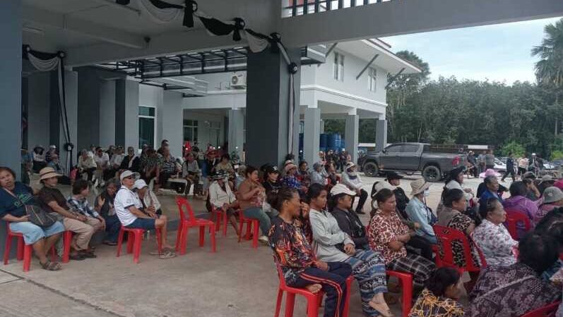 ชุมพร-ชาวบ้านรวมตัวแน่น! แกนนำพร้อมประชาชนจำนวนมาก เดินทางมารอฟังคำชี้แจงและแนวทางแก้ปัญหาน้ำประปา รวมถึงกรณีการเรียกเก็บค่าน้ำย้อนหลังนานกว่า 10 ปี หลังหลายครัวเรือนได้รับผลกระทบอย่างหนัก 🚰⚠️