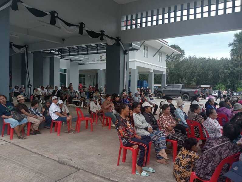 ชุมพร-ชาวบ้านรวมตัวแน่น! แกนนำพร้อมประชาชนจำนวนมาก เดินทางมารอฟังคำชี้แจงและแนวทางแก้ปัญหาน้ำประปา รวมถึงกรณีการเรียกเก็บค่าน้ำย้อนหลังนานกว่า 10 ปี หลังหลายครัวเรือนได้รับผลกระทบอย่างหนัก 🚰⚠️