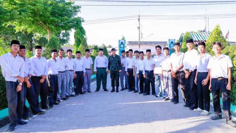 แม่ทัพภาค 4 มอบเกียรติบัตร “คนไทยที่ดี” ปลุกพลังเยาวชนชายแดนใต้ ย้ำโอกาสทางการศึกษาคือกุญแจสู่อนาคต