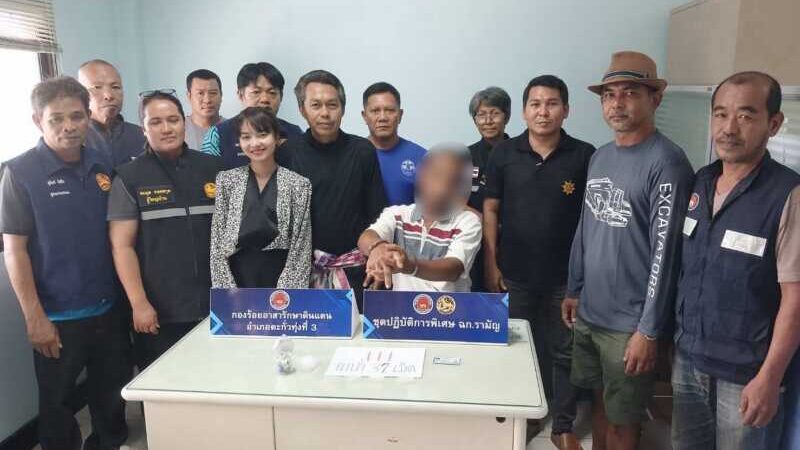 ฝ่ายปกครองตะกั่วทุ่งสนธิกำลังบุกตรวจสอบข้อร้องเรียน จับชายวัยกลางคนพร้อมยาบ้า 31 เม็ด หลังชาวบ้านร้องพัวพันยาเสพติดและลักขโมยผลผลิตการเกษตร