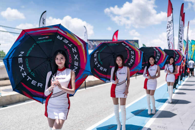 ส่องความน่ารักปนแซ่บของสาวๆ ในกิจกรรม 𝗣𝗶𝘁 𝗪𝗮𝗹𝗸 ศึก 𝗡𝗘𝗫𝗭𝗧𝗘𝗥 𝗕𝗥𝗜𝗖 𝗦𝘂𝗽𝗲𝗿𝗯𝗶𝗸𝗲 𝟮𝟬𝟮𝟲 สนามเปิดฤดูกาล ที่ สนามช้าง อินเตอร์เนชั่นแนล เซอร์กิต จ.บุรีรัมย์