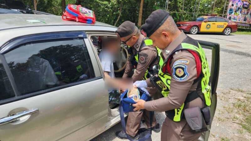 ตำรวจทางหลวงลำปางรวบ 2 หนุ่มฉี่ม่วง ซุกยาบ้า-ไอซ์ พร้อมปืนลูกซองคารถ พบหนีหมายจับคดียาเสพติด