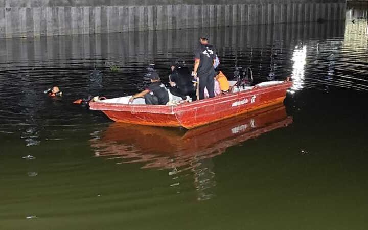 ปทุมธานี สลด2วัยรุ่นพายเรือเล่นพลิกคว่ำ จมคลองรังสิตดับ 1 ศพ
