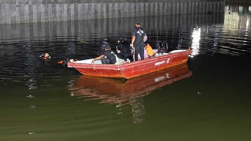 ปทุมธานี สลด2วัยรุ่นพายเรือเล่นพลิกคว่ำ จมคลองรังสิตดับ 1 ศพ