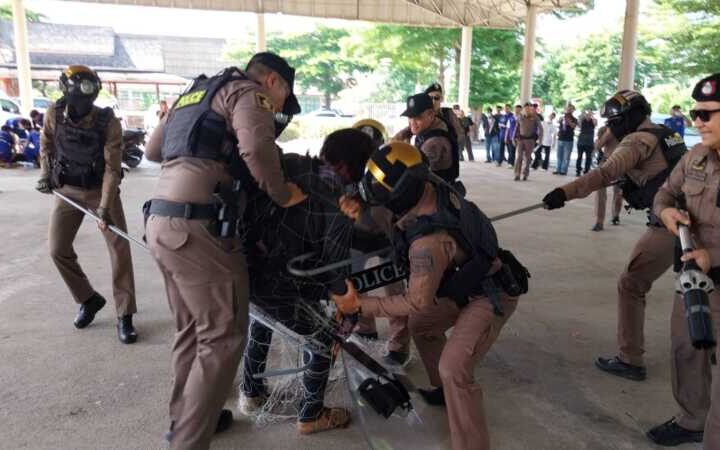 ปทุมธานี ลาดหลุมแก้วซ้อมแผนเสมือนจริง สยบชายจิตเวชคลั่งพกอาวุธไล่ทำร้ายประชาชนในวัด