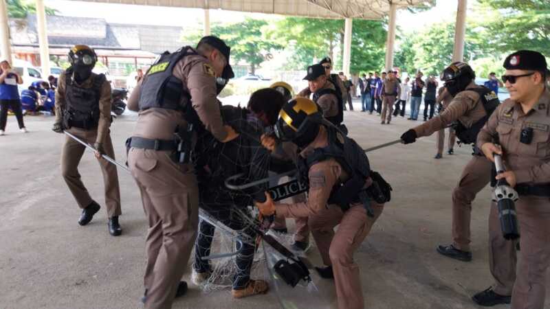 ปทุมธานี ลาดหลุมแก้วซ้อมแผนเสมือนจริง สยบชายจิตเวชคลั่งพกอาวุธไล่ทำร้ายประชาชนในวัด
