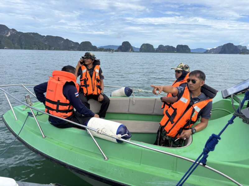 พังงา-ปฏิบัติการค้นหา 3 ผู้สูญหาย เหตุเรือท้องแบนจมกลางทะเลอ่าวพังงา ระดมทุกภาคส่วน-ชาวประมงร่วมค้นหา