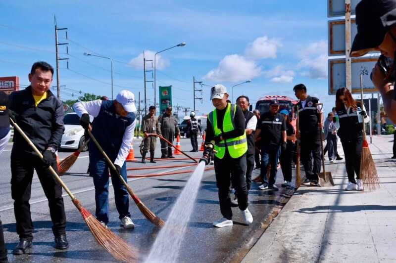 ผู้ว่าฯ ชลบุรี นำทีมพัฒนาภูมิทัศน์บางละมุง สานต่อวาระเมืองสะอาดและเป็นระเบียบเรียบร้อย