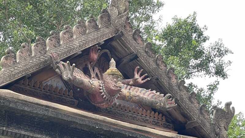 อ่างทอง สถาปัตยกรรมสุดแปลกครุฑเหินเวหาที่ยังไม่เคยเห็นที่ไหนแต่คาดว่าเป็นหนึ่งเดียวของไทยอยู่ที่อ่างทอง เข้าใจว่าเป็นฝีมือช่างชาวบ้านที่ต้องการให้เกิดความแปลก
