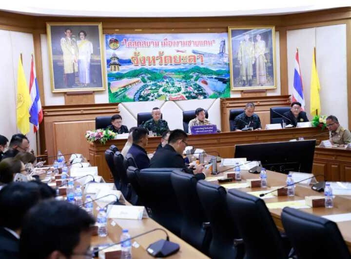 แม่ทัพภาคที่ 4 พร้อมปลัดกระทรวงมหาดไทย ลงพื้นที่ จังหวัดนราธิวาส ตรวจสอบจุดเกิดเหตุคนร้ายลอบวางระเบิดท่อลอดถนนที่อำเภอตากใบ พร้อมเข้าเยี่ยมมอบเงินเยียวยาและมอบกระเช้ากำลังใจแก่ผู้ได้รับบาดเจ็บ