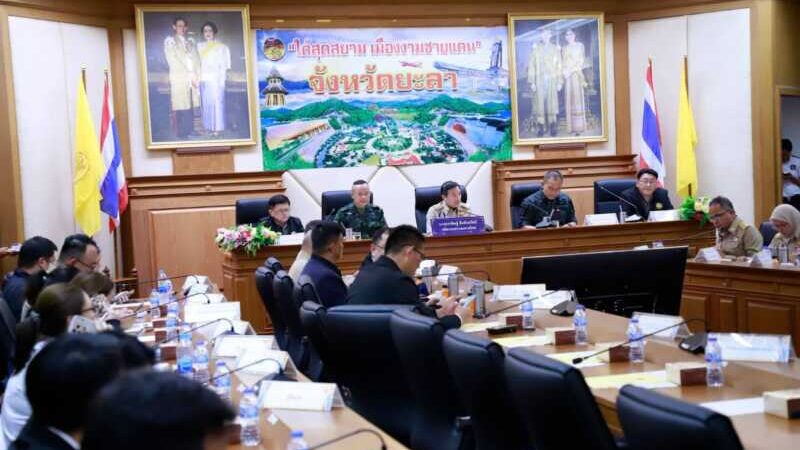แม่ทัพภาคที่ 4 พร้อมปลัดกระทรวงมหาดไทย ลงพื้นที่ จังหวัดนราธิวาส ตรวจสอบจุดเกิดเหตุคนร้ายลอบวางระเบิดท่อลอดถนนที่อำเภอตากใบ พร้อมเข้าเยี่ยมมอบเงินเยียวยาและมอบกระเช้ากำลังใจแก่ผู้ได้รับบาดเจ็บ