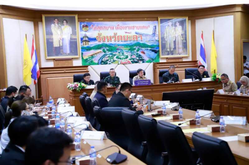 แม่ทัพภาคที่ 4 พร้อมปลัดกระทรวงมหาดไทย ลงพื้นที่ จังหวัดนราธิวาส ตรวจสอบจุดเกิดเหตุคนร้ายลอบวางระเบิดท่อลอดถนนที่อำเภอตากใบ พร้อมเข้าเยี่ยมมอบเงินเยียวยาและมอบกระเช้ากำลังใจแก่ผู้ได้รับบาดเจ็บ