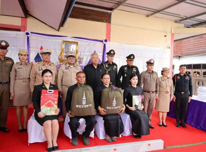 ร้อยเอ็ด – รับมอบสิ่งของพระราชทานแก่ครอบครัวทหารผู้บาดเจ็บและเสียชีวิตจากเหตุการณ์ชายแดนไทย–กัมพูชา