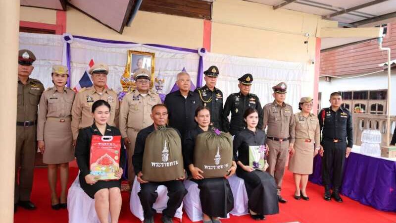 ร้อยเอ็ด – รับมอบสิ่งของพระราชทานแก่ครอบครัวทหารผู้บาดเจ็บและเสียชีวิตจากเหตุการณ์ชายแดนไทย–กัมพูชา