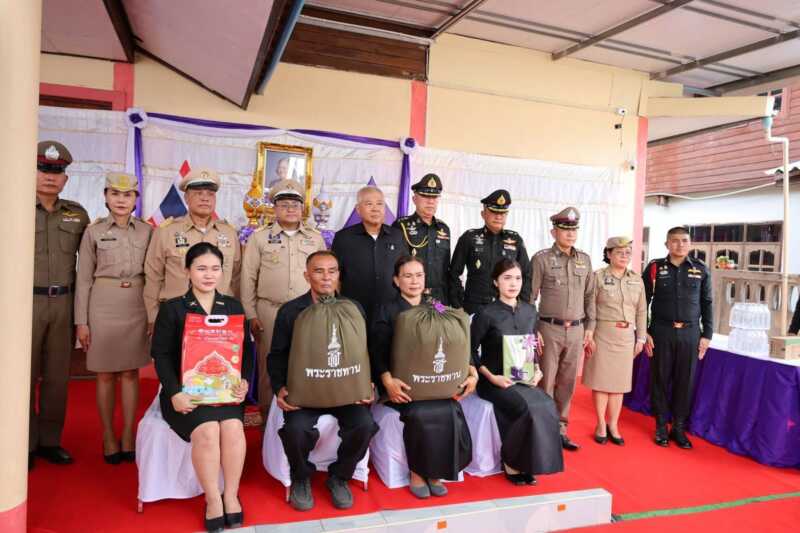 ร้อยเอ็ด – รับมอบสิ่งของพระราชทานแก่ครอบครัวทหารผู้บาดเจ็บและเสียชีวิตจากเหตุการณ์ชายแดนไทย–กัมพูชา