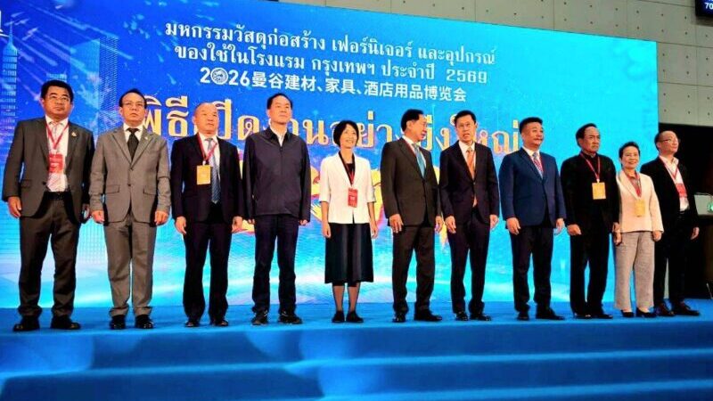 นายพงศ์เทพ เทพกาญจนา อดีตรองนายกรัฐมนตรี เป็นประธานเปิดงาน “มหกรรมวัสดุก่อสร้าง เฟอร์นิเจอร์ และอุปกรณ์ของใช้ในโรงแรม กรุงเทพฯ ประจำปี 2569” ที่ HALL 7 ศูนย์แสดงสินค้าและการประชุมอิมแพ็ค เมืองทองธานี ท่ามกลางนักธุรกิจไทย-จีน และประชาชนที่สนใจ เข้าร่วมงานเป็นจำนวนมาก