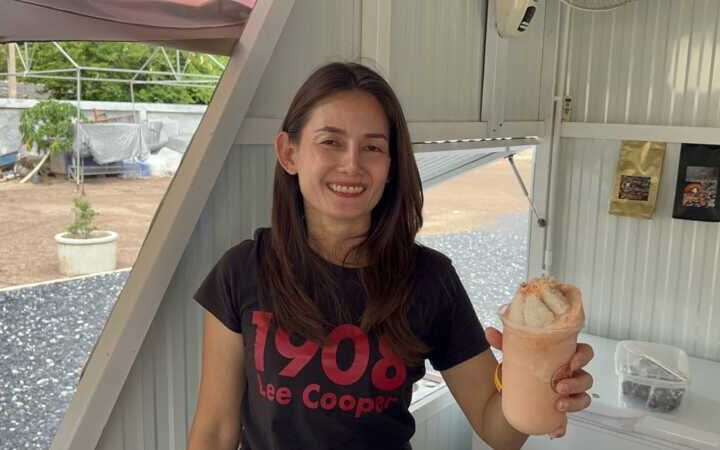 อ่างทอง – เมนูสุขภาพร้านชอบปั่นเปลี่ยนความรักสุขภาพสู่ธุรกิจสร้างสรรค์เสิร์ฟเมนูถั่ว5สีปั่น ทางเลือกใหม่ของคนรักสุขภาพ และยังมีผลไม้ปั่นขึ้นชื่อของจังหวัดตามฤดูกาล