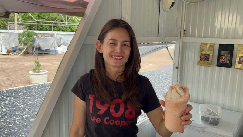 อ่างทอง – เมนูสุขภาพร้านชอบปั่นเปลี่ยนความรักสุขภาพสู่ธุรกิจสร้างสรรค์เสิร์ฟเมนูถั่ว5สีปั่น ทางเลือกใหม่ของคนรักสุขภาพ และยังมีผลไม้ปั่นขึ้นชื่อของจังหวัดตามฤดูกาล