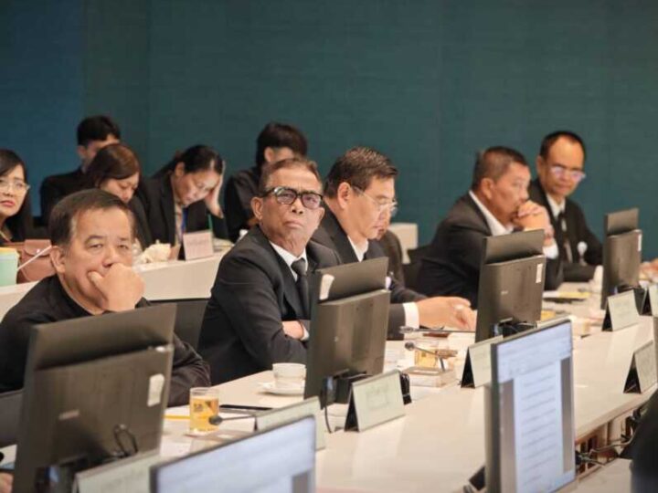 สองกมธ. วุฒิสภา “ทรัพยากร-กฎหมาย” ร่วมสางปมโรงโม่หินปิดทางสาธารณะที่ปากช่อง ด้านเอกชนหอบเอกสารแจง พร้อมท้าลงพื้นที่พิสูจน์ความจริง “ชีวะภาพ” แนะทำความเข้าใจชาวบ้าน ย้ำให้ความเป็นธรรมทุกฝ่าย ขณะที่ “พล.ต.ท.บุญจันทร์” จ่อขนทัพ ส.ว. ลุยตรวจสอบต้นเดือน ก.ค.นี้