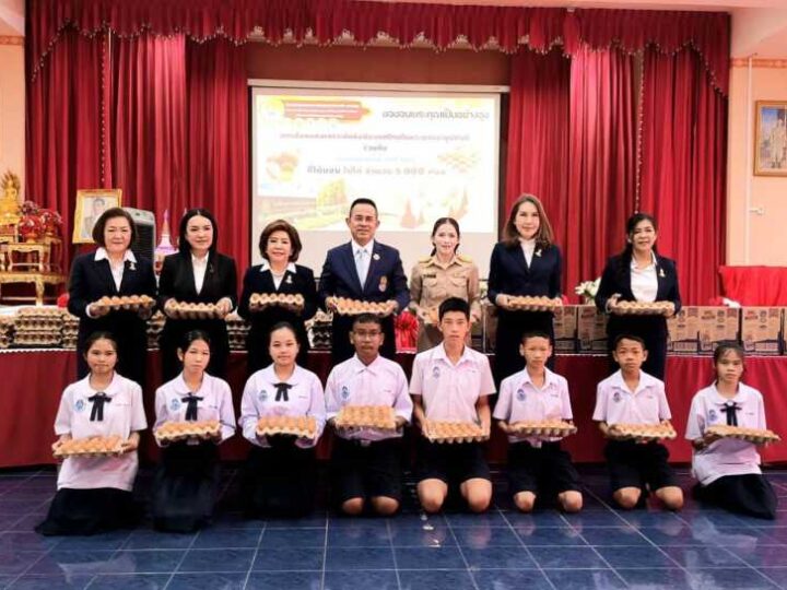 สภาสังคมสงเคราะห์แห่งประเทศไทย ร่วมมูลนิธิมิราเคิลออฟไลฟ์ และ องค์การส่งเสริมโคนมแห่งประเทศไทย (ไทย-เดนมาร์ค) จัดมอบทุนการศึกษาพร้อมสนับสนุนอาหารและเครื่องบำรุงกำลังให้กับนักเรียนและนักฟุตบอลของโรงเรียนอุบลรัตนราชกัญญาราชวิทยาลัยจังหวัดนครปฐม