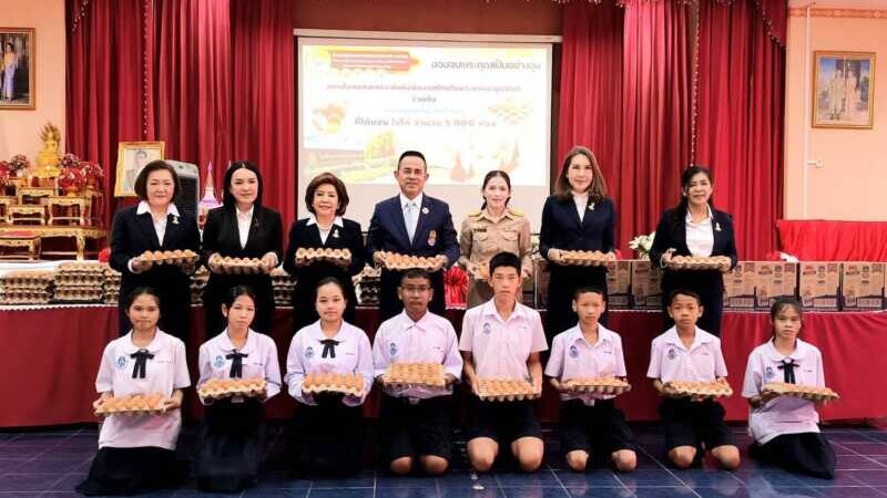 สภาสังคมสงเคราะห์แห่งประเทศไทย ร่วมมูลนิธิมิราเคิลออฟไลฟ์ และ องค์การส่งเสริมโคนมแห่งประเทศไทย (ไทย-เดนมาร์ค) จัดมอบทุนการศึกษาพร้อมสนับสนุนอาหารและเครื่องบำรุงกำลังให้กับนักเรียนและนักฟุตบอลของโรงเรียนอุบลรัตนราชกัญญาราชวิทยาลัยจังหวัดนครปฐม