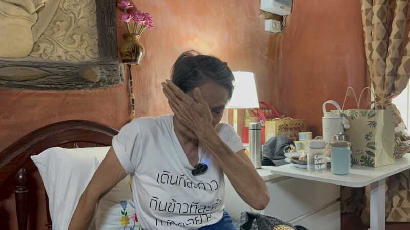 อ่างทอง – เปิดใจทั้งน้ำตาอดีตผู้ใหญ่จอยวัย72ปีบุคคลที่เคยเฝ้ารับเสด็จและถวายงานพระองค์ภา เล่าถึงความจงรักภักดีและถวายงานรับใช้ในโครงการสำคัญในพระราชดำริ ที่น้อมนำปรัชญาเศรษฐกิจพอเพียงมาฝึกอาชีพและสร้างรายได้ ให้ชาวบ้านและผู้ต้องขัง