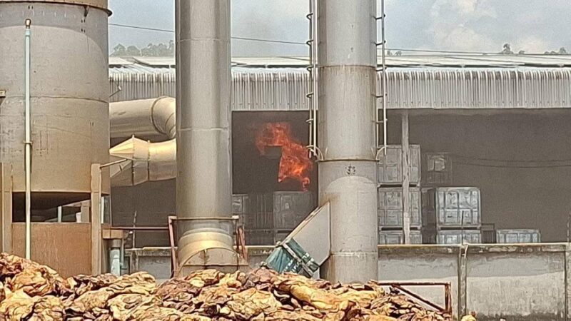 มุกดาหาร – ไฟไหม้เตาอบยางพารา ระดมรถดับเพลิง 5 คัน คุมสถานการณ์ไว้ได้