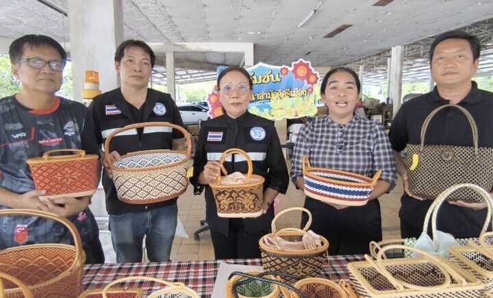 นครนายก – ชุมชนร่วมพัฒนาสามัคคีศรีเมืองร่วมกับศูนย์ส่งเสริมการเรียนรู้ระดับอำเภอเมืองนครนายก จัดโครงการกระจาดจากหวายเทียม