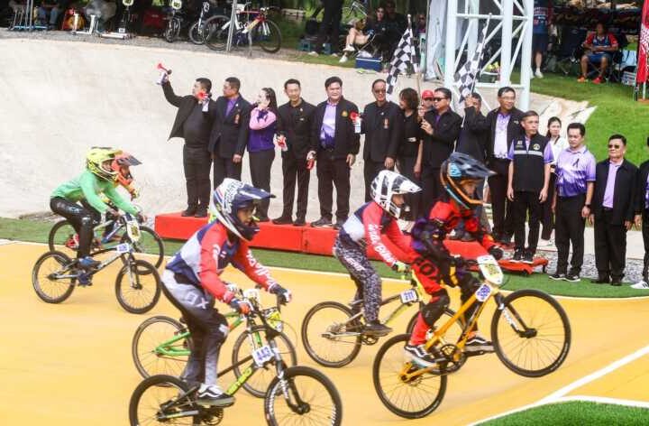 นายอำเภอทองผาภูมิปลื้มใจ BMX ไทยคึกคัก นักปั่นกว่า 400 คนแห่ชิงชัยทำเศรษฐกิจคึกคัก ขณะที่ “โกเมธ” นำทัพทีมชาติทะลุชิงตามคาด