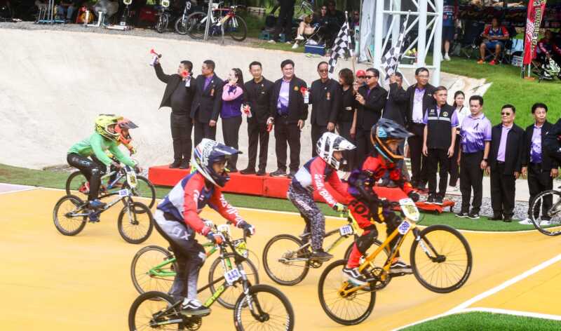 นายอำเภอทองผาภูมิปลื้มใจ BMX ไทยคึกคัก นักปั่นกว่า 400 คนแห่ชิงชัยทำเศรษฐกิจคึกคัก ขณะที่ “โกเมธ” นำทัพทีมชาติทะลุชิงตามคาด