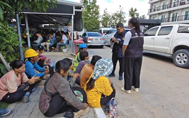 ปทุมธานี – จัดหนักบุกค้นไซต์งานนวนคร รวบจีนและต่างด้าวเถื่อนหนีกระเจิง100กว่าคน