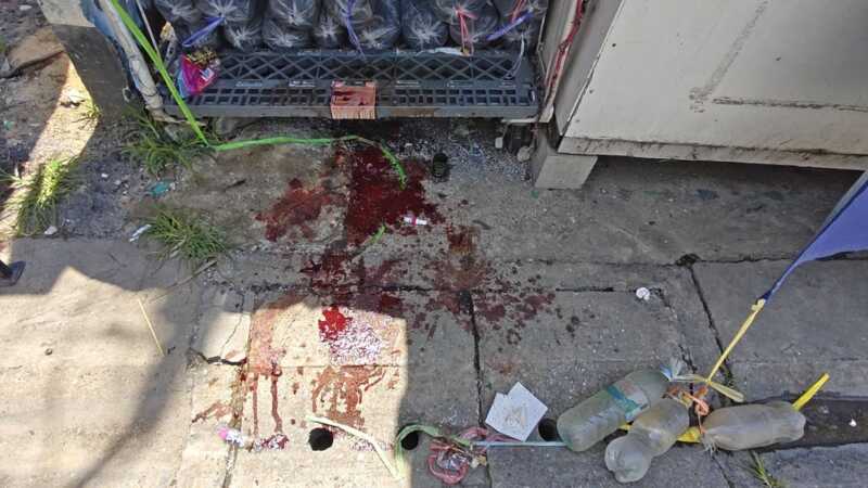 ปทุมธานี – รปภ.ฉุนถูกทวงค่ายำลูกชิ้น ควงมีดฟันคอแม่ค้าสาหัส