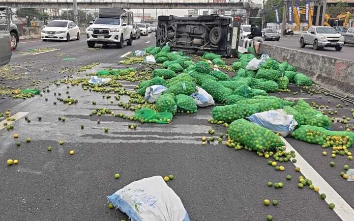 ปทุมธานี – กระบะคอกยางระเบิดพลิกคว่ำมะนาว 100 กระสอบเทกระจาดเกลื่อนถนนพหลโยธิน