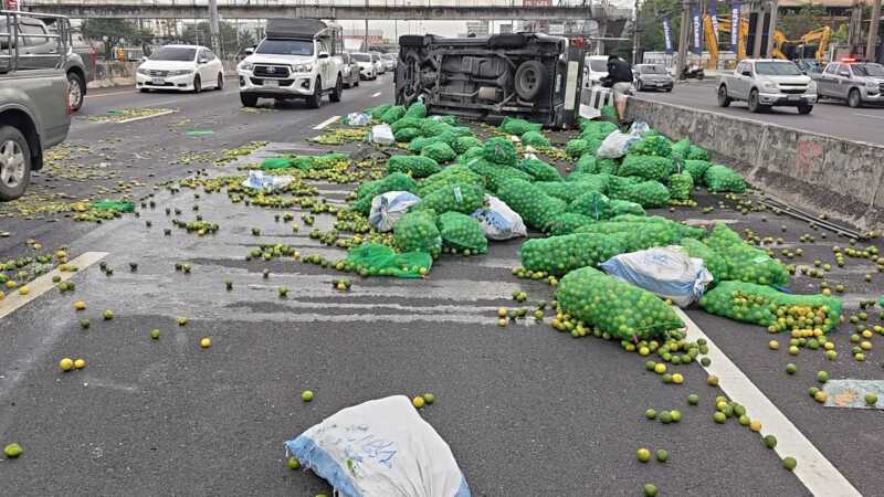 ปทุมธานี – กระบะคอกยางระเบิดพลิกคว่ำมะนาว 100 กระสอบเทกระจาดเกลื่อนถนนพหลโยธิน