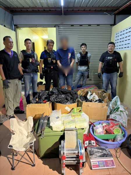 สืบ.8 จับพ่อค้ายารายใหญ่ ยึดของกลางบิ๊กลอต ไอซ์ 66 กิโลฯ ซุกในรถรอส่งลูกค้า พร้อมอุปกรณ์อัดยาเสพติด