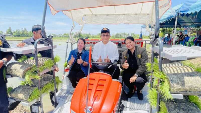 อำเภอพิมายผุดไอเดีย รณรงค์การส่งเสริมการดำนาด้วยรถปักดำ ภายใต้โครงการ เสริมศักยภาพเกษตรกรกลุ่มผู้ผลิตเมล็ดพันธุ์ข้าวในการรับมือการเปลี่ยนแปลงสภาพภูมิอากาศเพื่อผลผลิตที่ดี