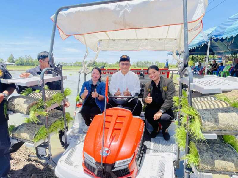อำเภอพิมายผุดไอเดีย รณรงค์การส่งเสริมการดำนาด้วยรถปักดำ ภายใต้โครงการ เสริมศักยภาพเกษตรกรกลุ่มผู้ผลิตเมล็ดพันธุ์ข้าวในการรับมือการเปลี่ยนแปลงสภาพภูมิอากาศเพื่อผลผลิตที่ดี