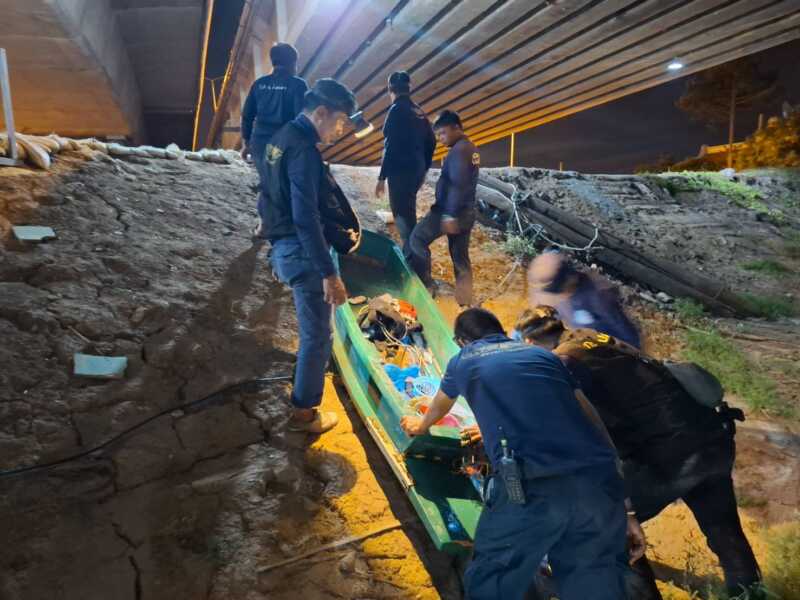 อ่างทอง – ตรวจเข้มประมงอ่างทองกวาดล้างประมงผิดกฎหมายช่วงฤดูน้ำแดงยึดข่ายและอุปกรณ์ช็อตปลาผู้ต้องหาหนีลอยนวล