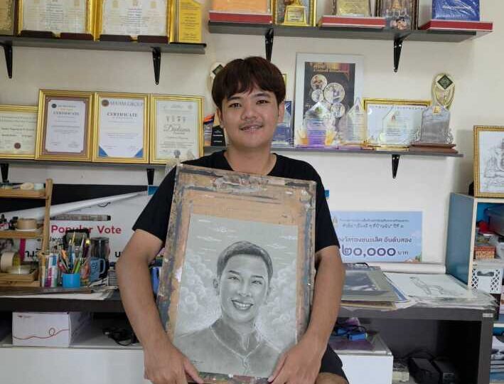 จังหวัดลพบุรี – ศิษย์อาจารย์เฉลิมชัย อัจฉริยะศิลปินเยาวชนลพบุรีวาดภาพแสดงความอาลัยเจ้าฟ้าพัชรกิติยาภา