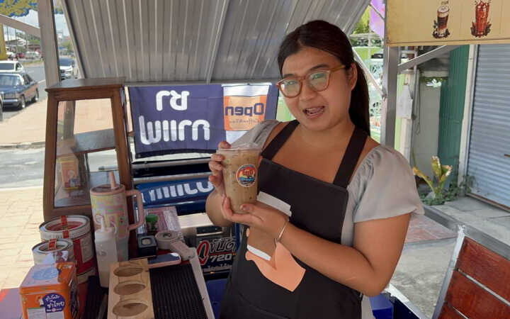 อ่างทอง – ไอเดียแจ่มหญิงสาววัย20ปีนำรถยนต์เก่าของพ่อมาดัดแปลงเป็นร้านกาแฟเคลื่อนที่ ชื่อร้าน RETRO โกปี๊ COFFEE & BAKERY เป็นไอเดียในการสร้างจุดขาย สร้างรายได้งาม ลดต้นทุนการเช่าที่