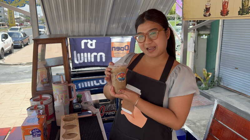 อ่างทอง – ไอเดียแจ่มหญิงสาววัย20ปีนำรถยนต์เก่าของพ่อมาดัดแปลงเป็นร้านกาแฟเคลื่อนที่ ชื่อร้าน RETRO โกปี๊ COFFEE & BAKERY เป็นไอเดียในการสร้างจุดขาย สร้างรายได้งาม ลดต้นทุนการเช่าที่