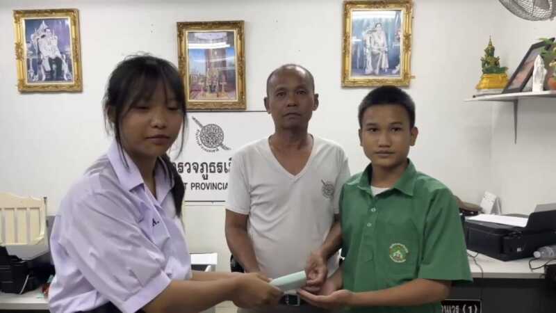ร้อยเอ็ด – ชื่นชมนักเรียนชาย ม. 2 เก็บกระเป๋าเงินคืนเจ้าของ