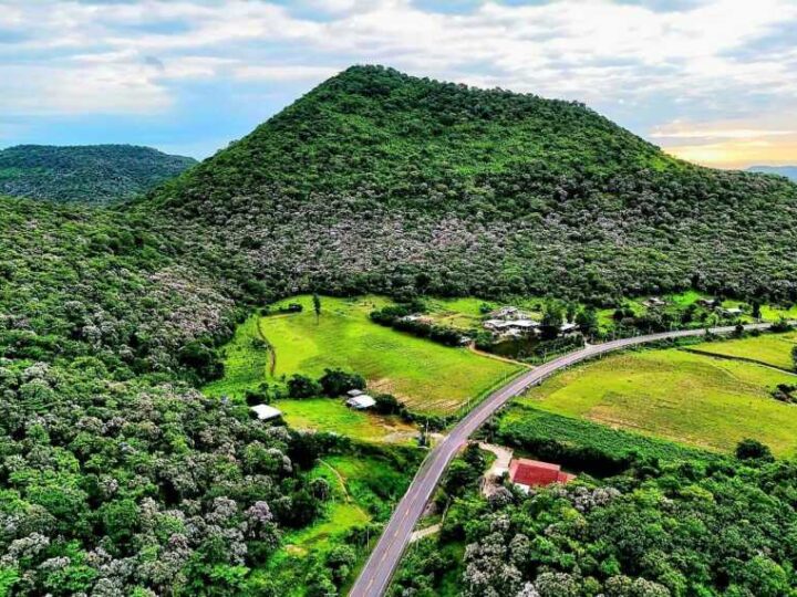 ลพบุรี – เปิดพิกัดสถานที่ท่องเที่ยวท่ามกลางธรรมชาติ”ภูเขาดอกตะแบก” สวยสด งดงาม โรแมนติก