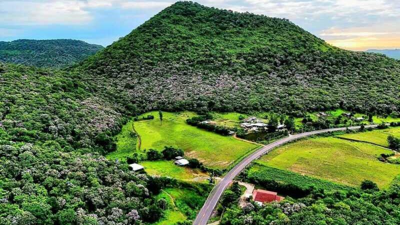 ลพบุรี – เปิดพิกัดสถานที่ท่องเที่ยวท่ามกลางธรรมชาติ”ภูเขาดอกตะแบก” สวยสด งดงาม โรแมนติก