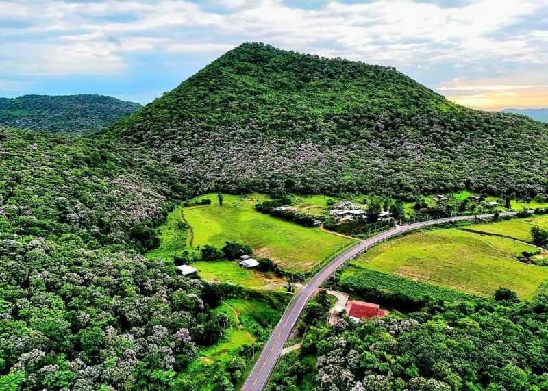 ลพบุรี – เปิดพิกัดสถานที่ท่องเที่ยวท่ามกลางธรรมชาติ”ภูเขาดอกตะแบก” สวยสด งดงาม โรแมนติก