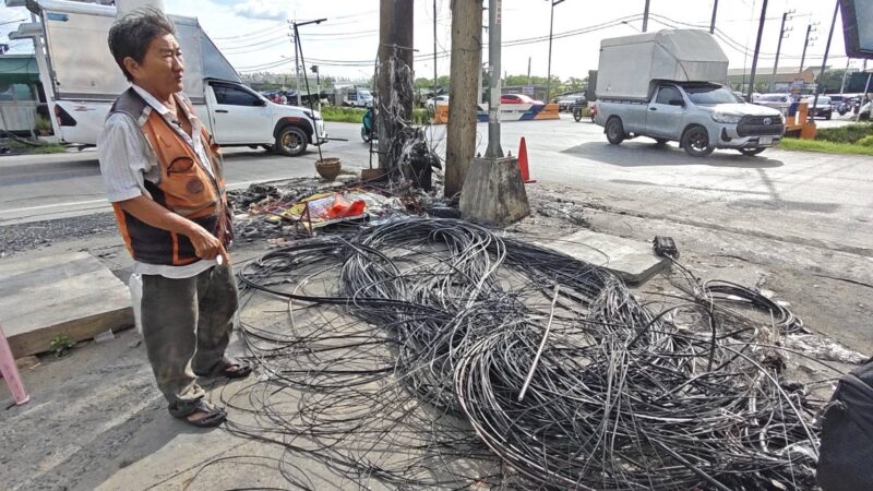 ปทุมธานี – ช่างสื่อสารทิ้งซากเคเบิลไหม้ขวางหน้าร้านอ้างหน้าที่การไฟฟ้าแม่ค้าโอดลูกค้าหายวินผวาเกี่ยวคอ