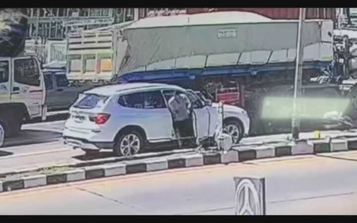 ปทุมธานี – เปิดคลิปนาทีไรเดอร์ถูกBMWชนท้ายมุดล้อรถพ่วง หวิดดับวอนคู่กรณีรับผิดชอบ