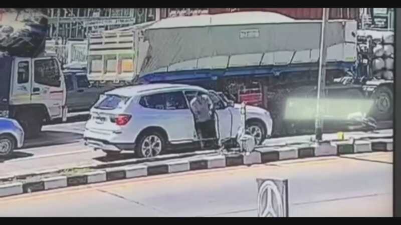 ปทุมธานี – เปิดคลิปนาทีไรเดอร์ถูกBMWชนท้ายมุดล้อรถพ่วง หวิดดับวอนคู่กรณีรับผิดชอบ