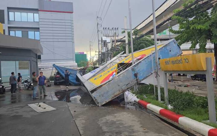 พายุถล่มป้ายปั้มน้ำมันขนาดใหญ่ล้มทับรถกะบะตู้ทึบโชคดียายหลานรอดตายหวุดหวิดย่านพระประแดง