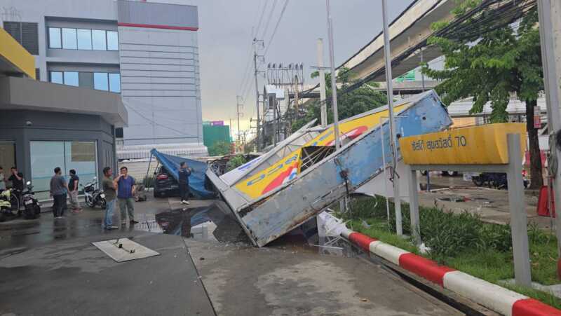 พายุถล่มป้ายปั้มน้ำมันขนาดใหญ่ล้มทับรถกะบะตู้ทึบโชคดียายหลานรอดตายหวุดหวิดย่านพระประแดง